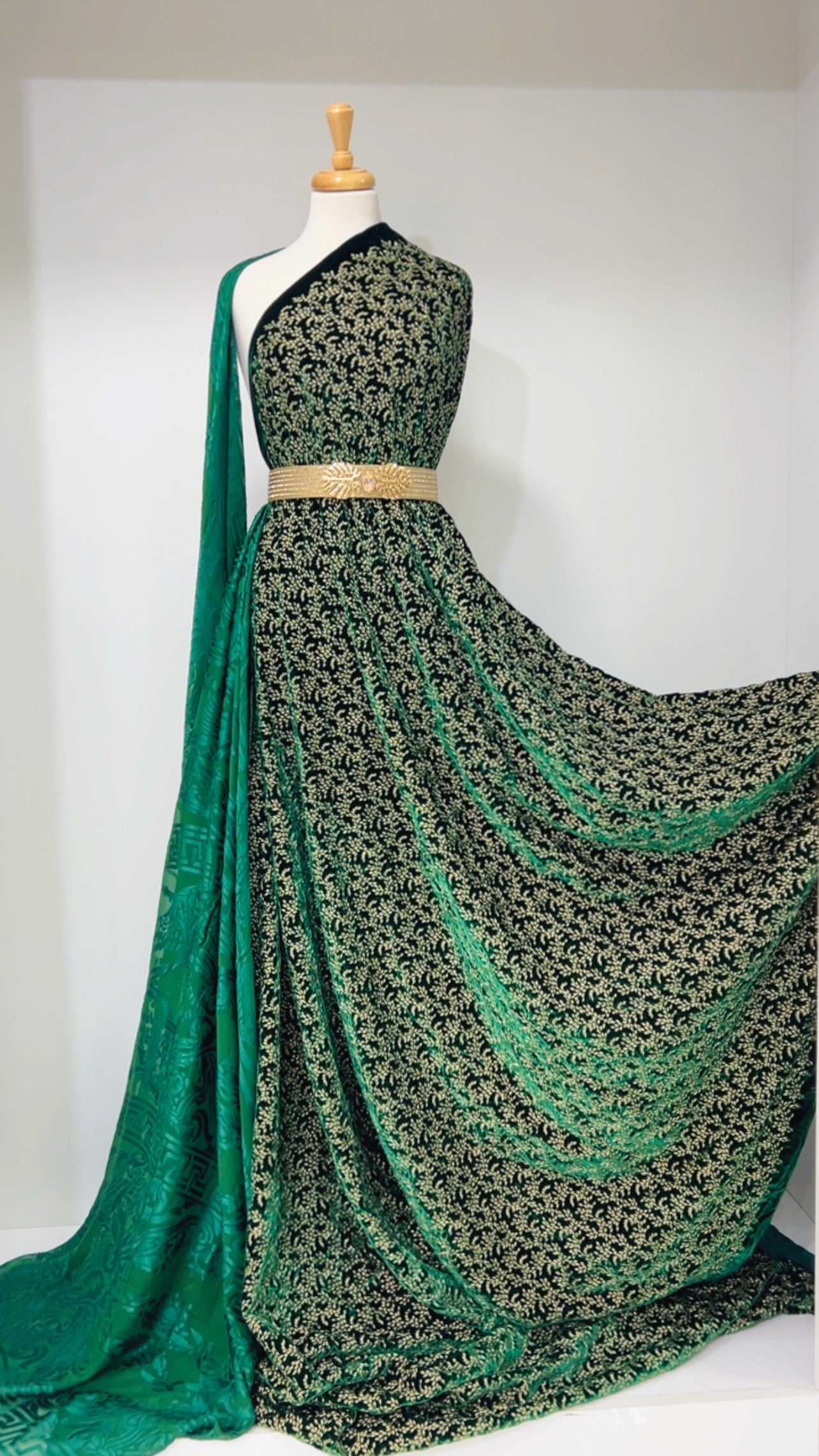 VELOUR DE SOIE FRANCAIS AVEC BRODERIE