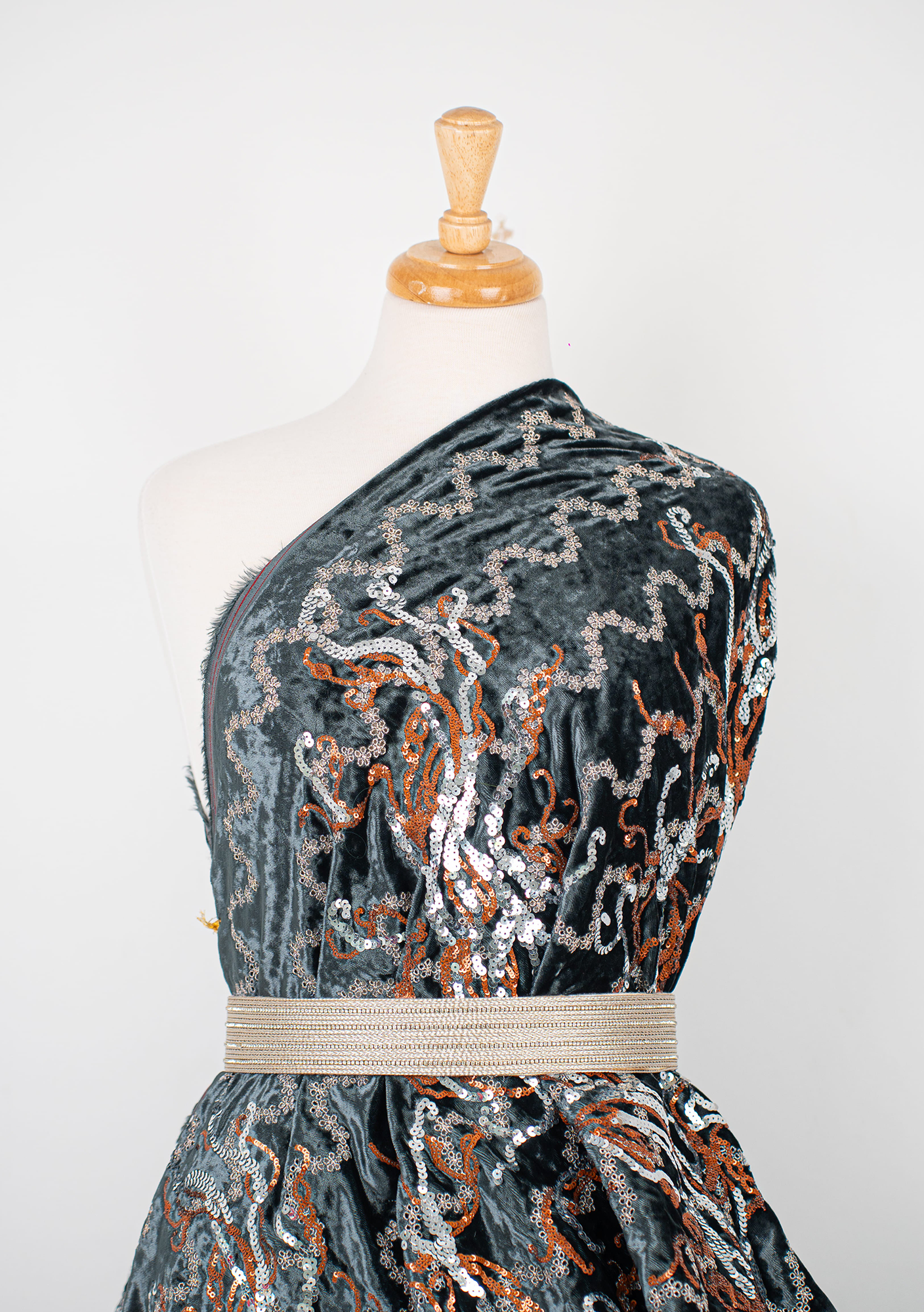 VELOUR DE SOIE BRODE AVEC DE SEQUINS DE CHEZ ALDO BIANCHI